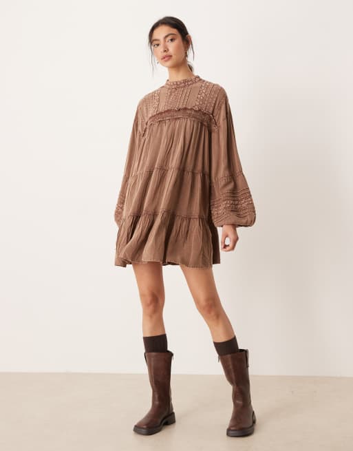 Vestido corto marrón amplio con cuello alto y ribetes de encaje de ASOS DESIGN, 2 de 4