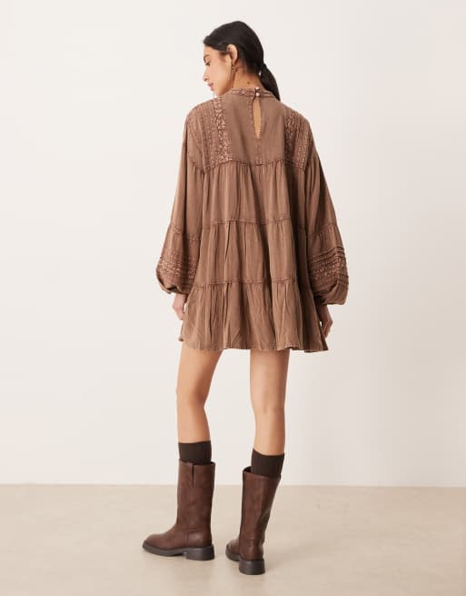 Vestido corto marrón amplio con cuello alto y ribetes de encaje de ASOS DESIGN, 3 de 4