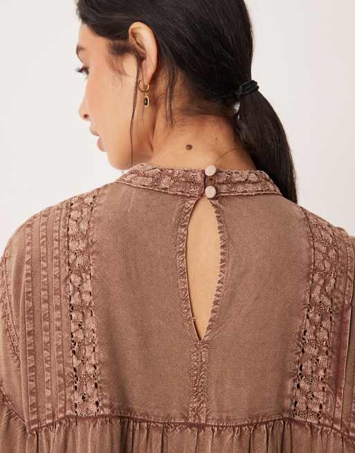 Vestido corto marrón amplio con cuello alto y ribetes de encaje de ASOS DESIGN, 4 de 4