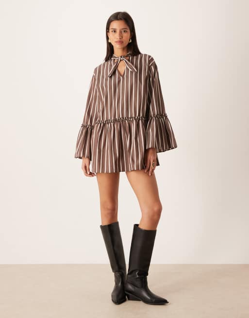 Vestido corto marrón chocolate a rayas de corte amplio con lazada en el cuello de ASOS DESIGN, 2 de 4