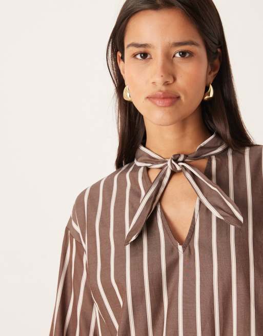 Vestido corto marrón chocolate a rayas de corte amplio con lazada en el cuello de ASOS DESIGN, 4 de 4