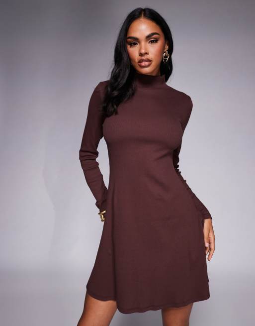Vestido corto marrón chocolate ajustado con cuello alzado vuelto de ASOS DESIGN, 3 de 4