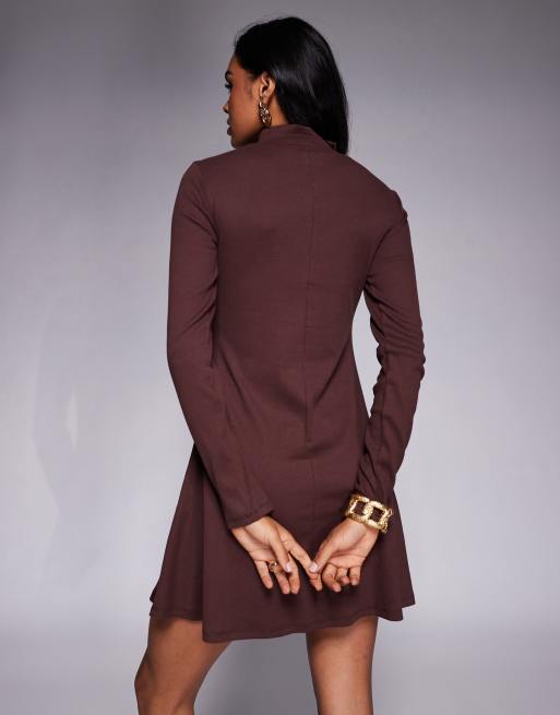 Vestido corto marrón chocolate ajustado con cuello alzado vuelto de ASOS DESIGN, 4 de 4