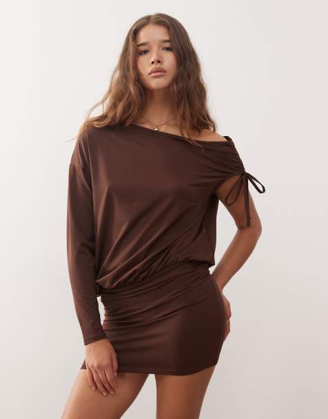 Vestido corto marrón chocolate asimétrico con detalles fruncidos de COLLUSION - view 1