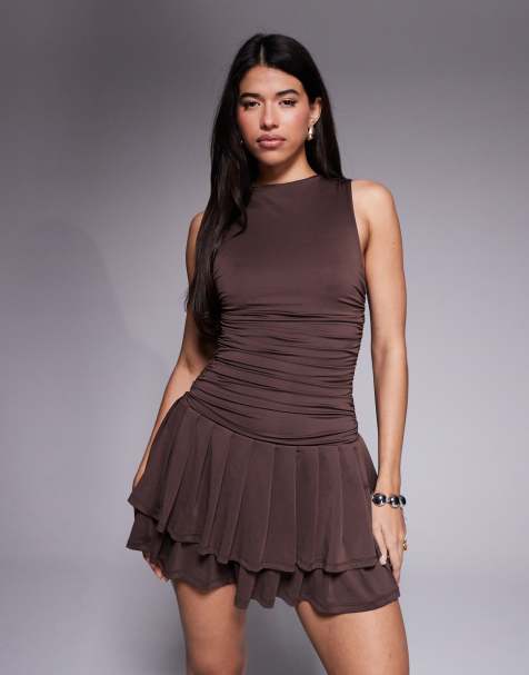 Vestido corto marrón chocolate ceñido sin mangas con cuello alto, cintura fruncida y volante de Aria Cove - view 1