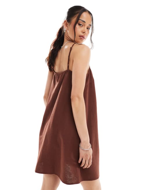 Vestido corto marrón chocolate cómodo de tejido efecto lino de Vero Moda, 4 de 4