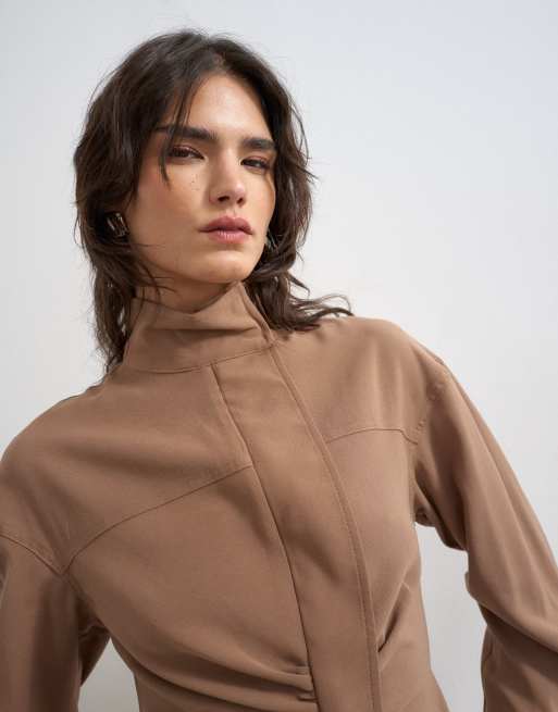 Vestido corto marrón chocolate con cuello alzado de cupro de Topshop, 3 de 4