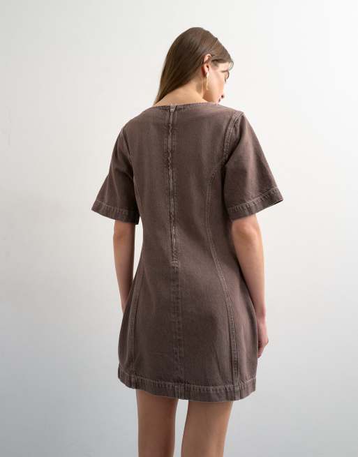 Vestido corto marrón chocolate con cuello barco y mangas estructuradas de Topshop, 4 de 4