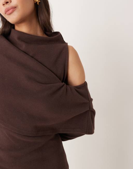 Vestido corto marrón chocolate con cuello barco y sobrecapa drapeada de tejido supersuave de ASOS DESIGN, 2 de 4