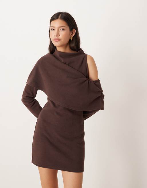 Vestido corto marrón chocolate con cuello barco y sobrecapa drapeada de tejido supersuave de ASOS DESIGN, 3 de 4