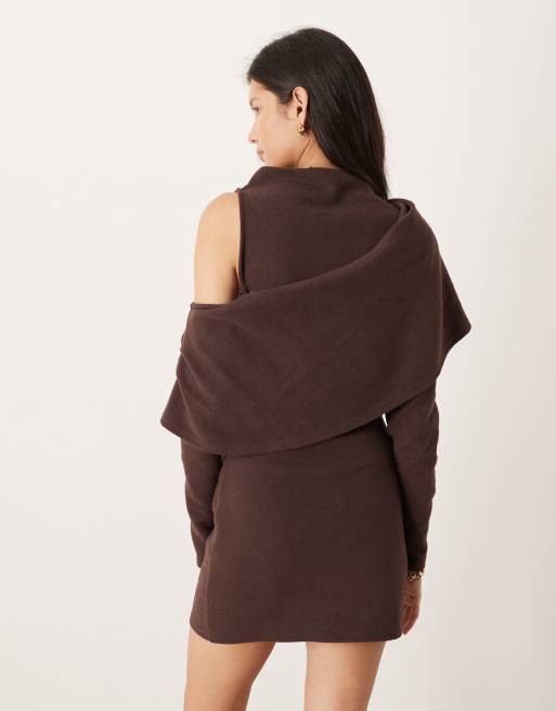 Vestido corto marrón chocolate con cuello barco y sobrecapa drapeada de tejido supersuave de ASOS DESIGN, 4 de 4
