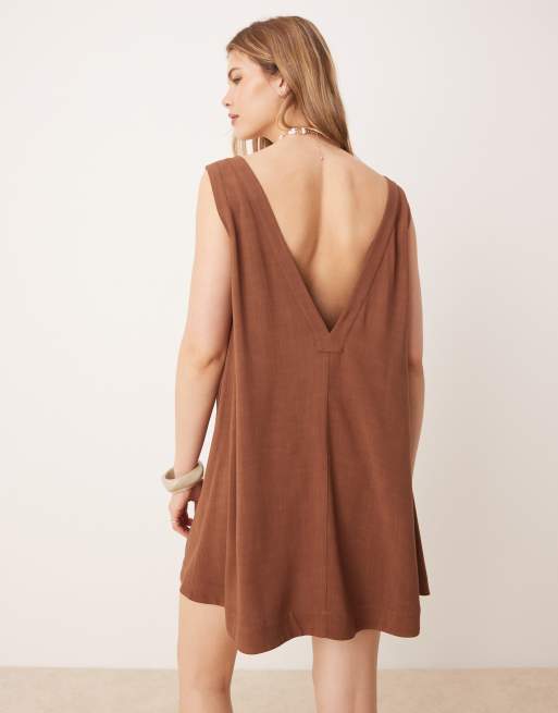 Vestido corto marrón chocolate con cuello de pico pronunciado de ASOS DESIGN, 3 de 4