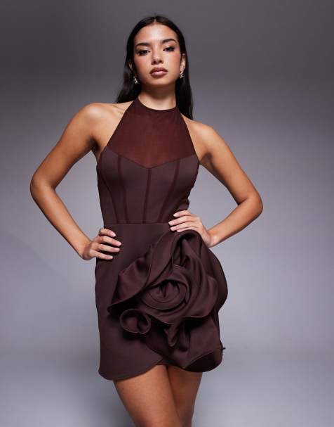 Vestido corto marrón chocolate con cuello halter y detalle de flor extragrande en la falda de ASOS DESIGN - view 1