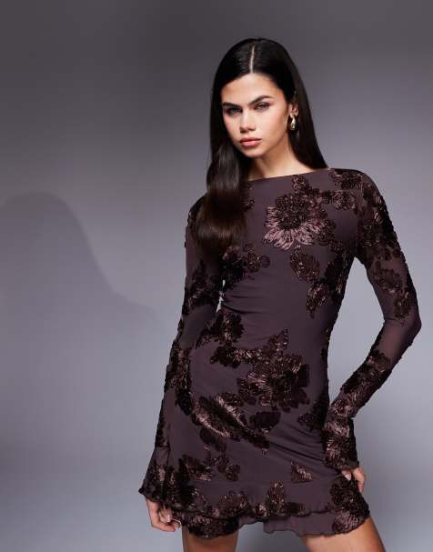 Vestido corto marrón chocolate con cuello recto, patrón floral texturizado y volante en el bajo exclusivo de Kaiia - view 1