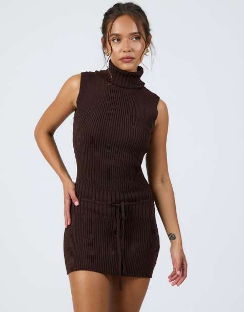 Vestido corto marrón chocolate con detalle de lazada en la cintura y cuello vuelto de canalé de Aria Cove - view 1