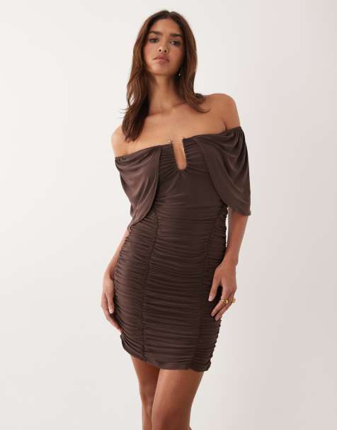 Vestido corto marrón chocolate con escote Bardot, mangas estilo capa y detalle de herraje de ASOS DESIGN - view 1