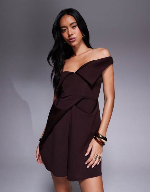 Vestido corto marrón chocolate con escote palabra de honor con vuelta y falda a tablas cuadradas de tejido efecto neopreno de ASOS DESIGN