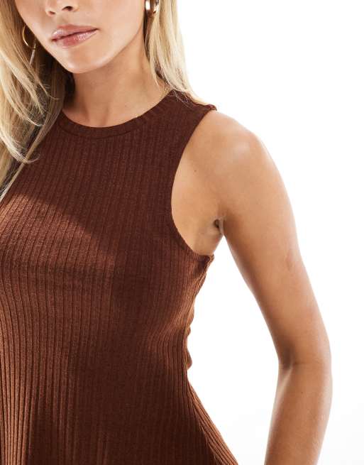 Vestido corto marrón chocolate con espalda de nadadora de canalé de Vero Moda Petite, 3 de 4
