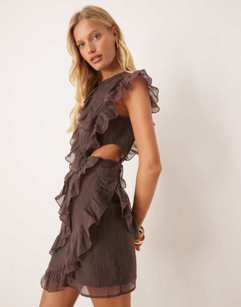 Vestido corto marrón chocolate con volantes de Pretty Lavish - view 1