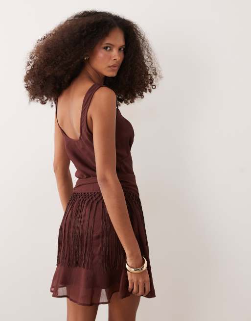 Vestido corto marrón chocolate de chifón con flecos colgantes de ASOS DESIGN, 3 de 4