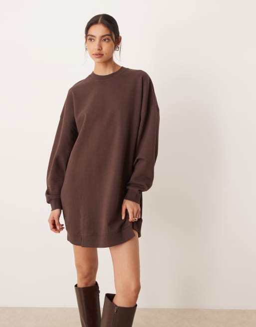 Vestido corto marrón chocolate estilo sudadera con bajo asimétrico Circular Design de ASOS DESIGN, 2 de 4