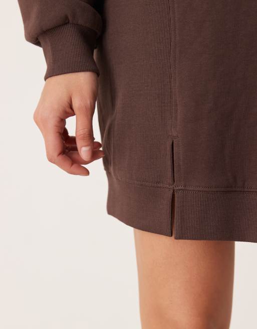 Vestido corto marrón chocolate estilo sudadera con bajo asimétrico Circular Design de ASOS DESIGN, 3 de 4