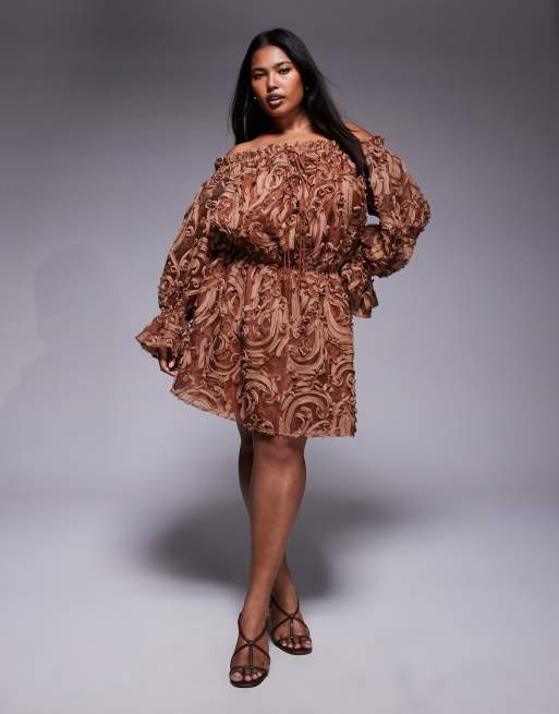 Vestido corto marrón chocolate extragrande con cintura baja y escote Bardot de tejido texturizado de ASOS LUXE Curve