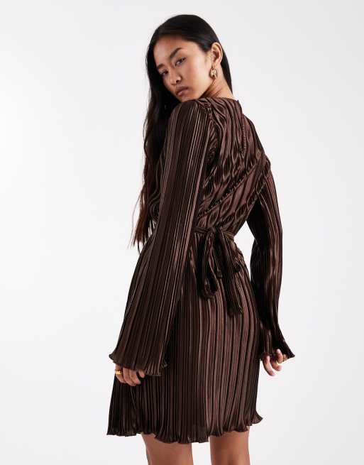 Vestido corto marrón chocolate plisado con lazada en la cintura de Vero Moda, 2 de 4