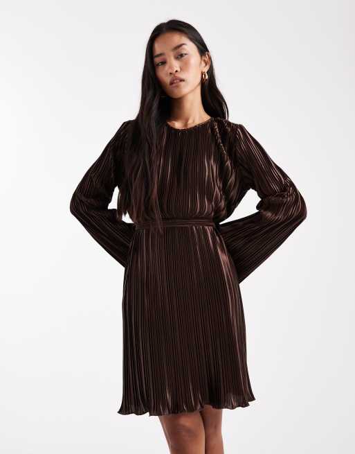 Vestido corto marrón chocolate plisado con lazada en la cintura de Vero Moda, 4 de 4
