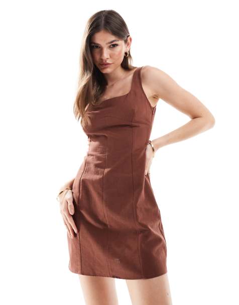 Vestido corto marrón con cuello ancho y detalle de costuras en el pecho de tejido efecto lino de ASOS DESIGN - view 1