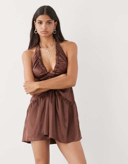 Vestido corto marrón con cuello escotado de satén de COLLUSION, 2 de 4