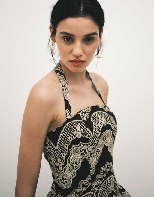 Vestido corto marrón con cuello halter y bordados de encaje de ASOS DESIGN, 2 de 4