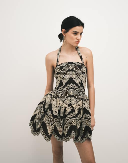 Vestido corto marrón con cuello halter y bordados de encaje de ASOS DESIGN, 4 de 4