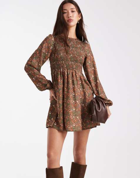 Vestido corto marrón con diseño fruncido elástico y estampado de florecitas de estilo años 70 de Daisy Street - view 1