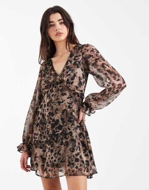 Vestido corto marrón con estampado de leopardo, cuello de pico y detalle de volantes de chifón de New Look - view 1