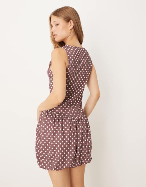 Vestido corto marrón con estampado de lunares y bajo abullonado de ASOS DESIGN, 2 de 4