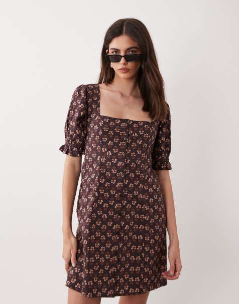 Vestido corto marrón con estampado floral y botones en la parte delantera de Miss Selfridge - view 1