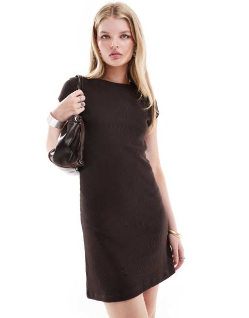 Vestido corto marrón con mangas de casquillo de punto de arroz de COLLUSION