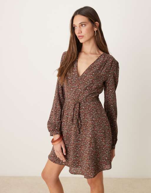 Vestido corto marrón cruzado con estampado de florecitas estilo años 70 de Glamorous    