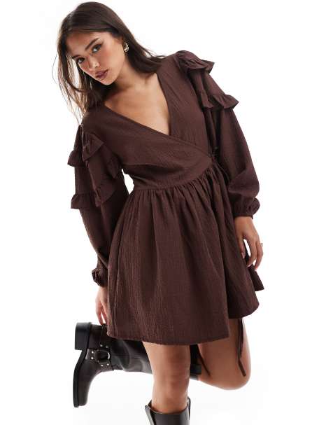 Vestido corto marrón cruzado con volantes en las mangas de tejido texturizado de Wednesday's Girl - view 1
