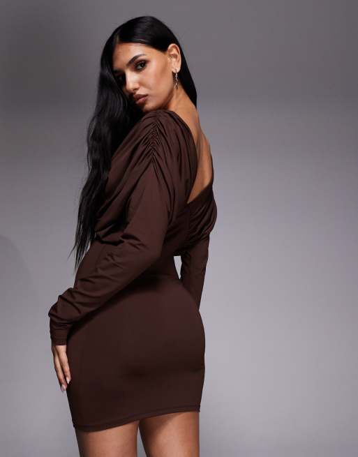 Vestido corto marrón fruncido de manga larga murciélago de ASOS DESIGN, 2 de 4