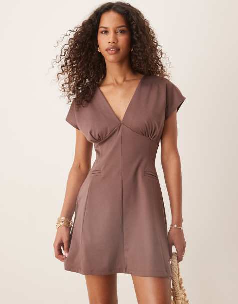 Vestido corto marrón moca escotado de manga corta con detalle de costura de ASOS DESIGN - view 1