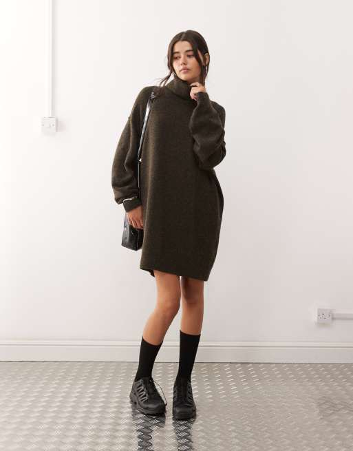 Vestido corto marrón oscuro jaspeado con cuello alzado de punto exclusivo en ASOS de Weekday