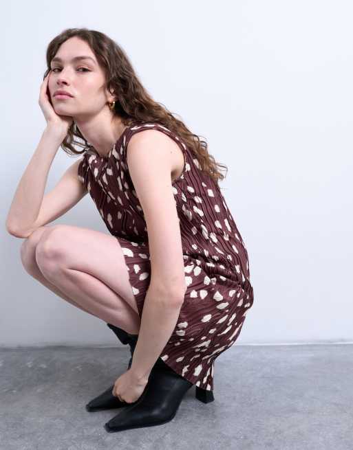 Vestido corto marrón plisado con estampado animal abstracto de Topshop, 2 de 4