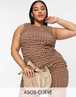 Vestido corto marrón sin mangas con parte delantera de nadadora de tejido efecto burbujas de ASOS DESIGN Curve