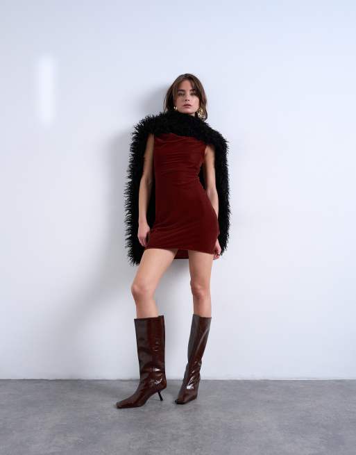 Vestido corto marrón tabaco de tirantes retorcidos de terciopelo de Topshop