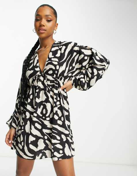 Vestido corto monocromático cómodo con vuelo y estampado abstracto de ASOS DESIGN - view 1