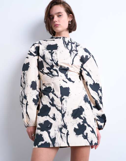 Vestido corto monocromático con cintura entallada y mangas globo de Topshop