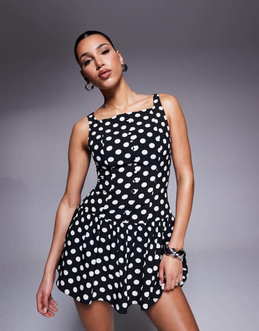 Vestido corto monocromático con estampado de lunares, cuello cuadrado subido y falda fruncida en la parte delantera exclusivo de Kaiia