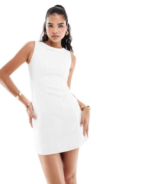 Vestido corto monocromático con lazo y diseño estructurado de encaje de Forever New - view 1